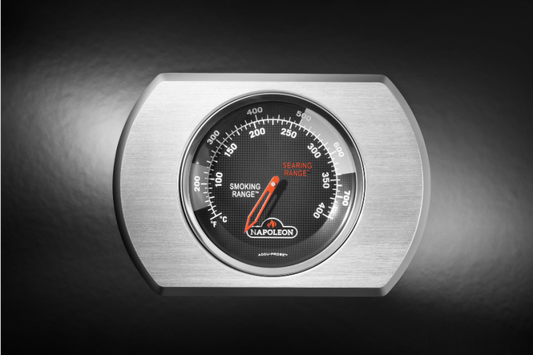 termómetro en tapa ACCU PROBE de la barbacoa de gas Napoleon serie ROGUE PRO-S 425 con asador giratorio incluido