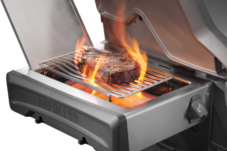 Fuego lateral SIZZLE ZONE de la barbacoa de gas Napoleon serie ROGUE PRO-S 425 con asador giratorio incluido